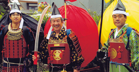 母衣武者（伝令）と母衣の中身（竹かご）