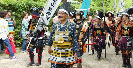甲冑隊最高齢者、今年も元気に行軍