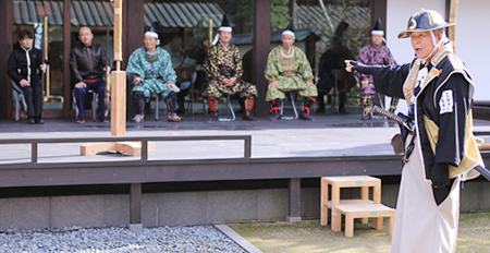 松江城歴史館での松江城鉄砲隊・姉様鉄砲隊に入門練習