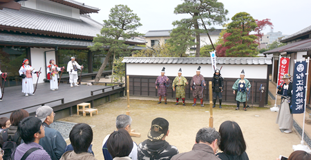 松江城歴史館での松江城鉄砲隊．姉様鉄砲隊で練習