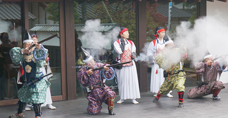 松江城歴史館での松江城鉄砲隊．姉様鉄砲隊で練習