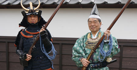松江城歴史館での松江城鉄砲隊．姉様鉄砲隊で練習