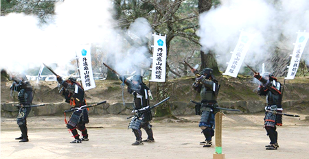 松江城、歴史館での新年初撃ちに参加
