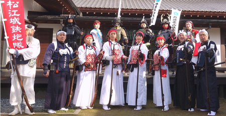松江城、歴史館での新年初撃ちに参加