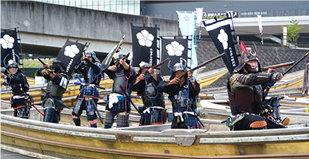 保津川下り乗船場で演武。写真は明智水軍になりきる鉄砲隊。